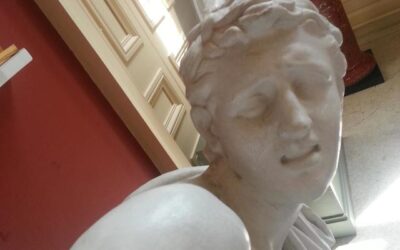 Ancient Statues Pose for Selfies / Hyperallergic