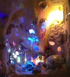 A Psychedelic Cave Blooms in Chicago / Hyperallergic